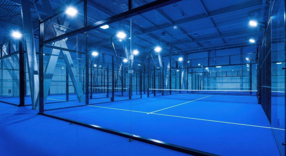 Más allá de ver la pelota: La vital importancia de la iluminación en el pádel